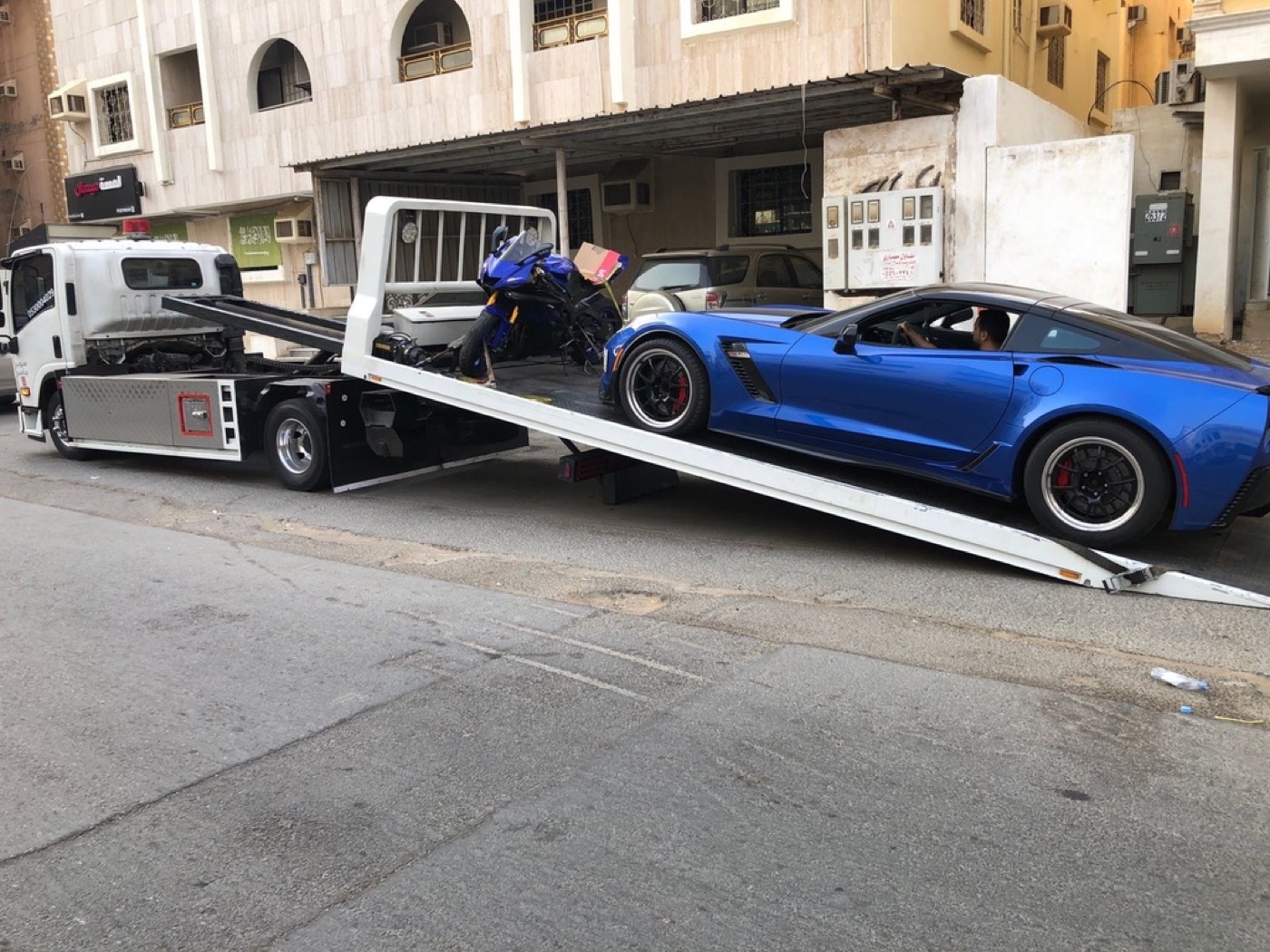 نقل سيارة ودراجة — حائل